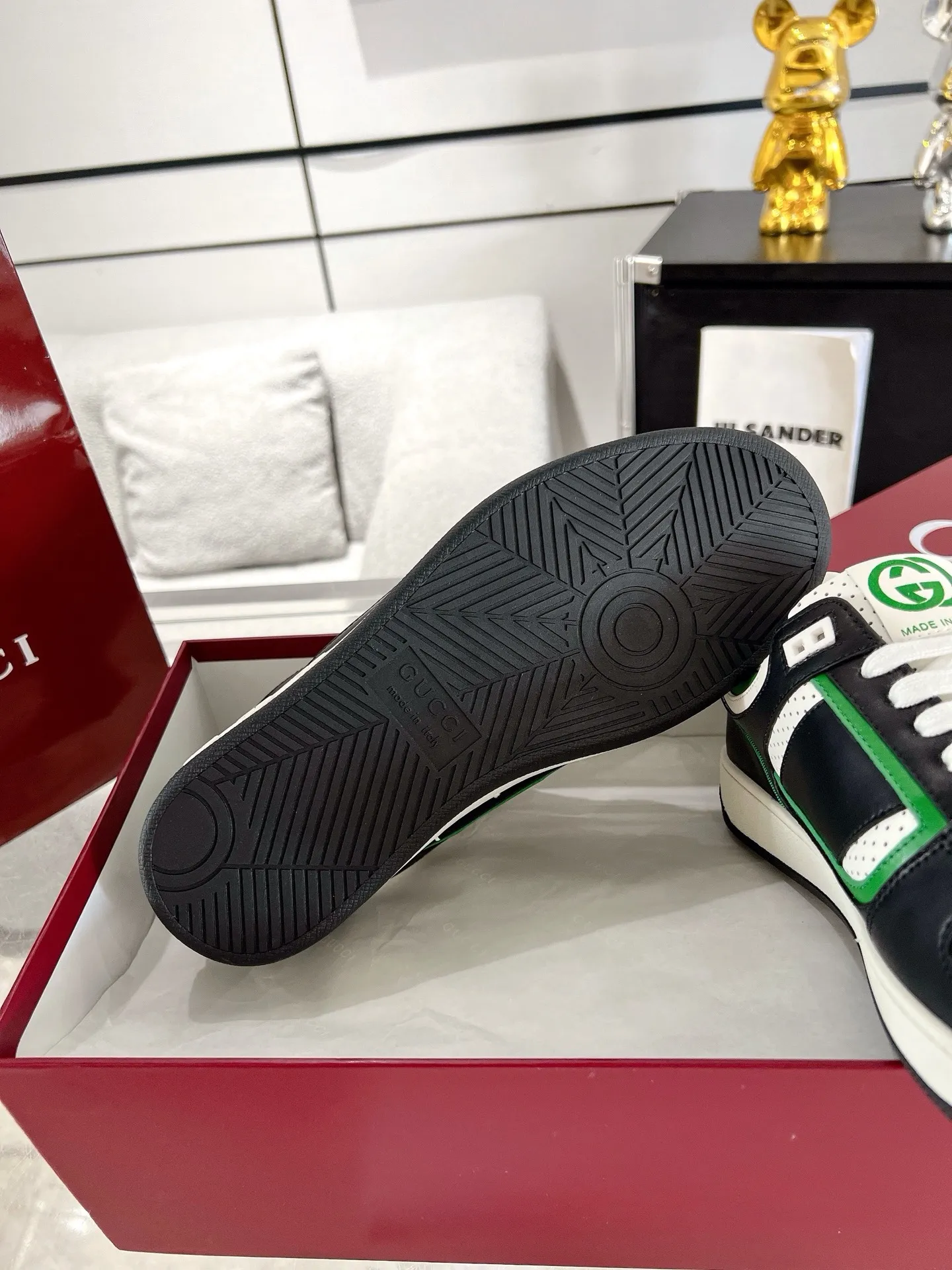 👟👟Ex-factory price 700👟👟 The latest casual sneakers for couples in white shoes❗️❗️ Original purchase, development and production. The sneakers are inspired by the classic sneakers of the 1970s, and the name is taken from the defensive movements in sports. This accessory is crafted from white leather, with an interlocking Double G stripe webbing embellished on the side, and the Gucci retro logo embellished on the shoe body. Original imported first-layer cowhide. Original custom-made soft sheepskin lining. Original open-molded TPU outsole. Bottom thickness: 2.5CM. Size: 35-44 (45 is custom-made and cannot be returned or exchanged)